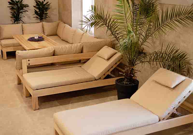 Шезлонги та зона відпочинку в Хамам & SPA комплексі Банний Двір у Рівному